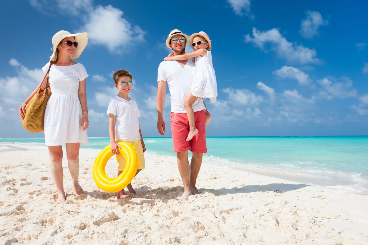 Familia caminando por las playas de Cancún