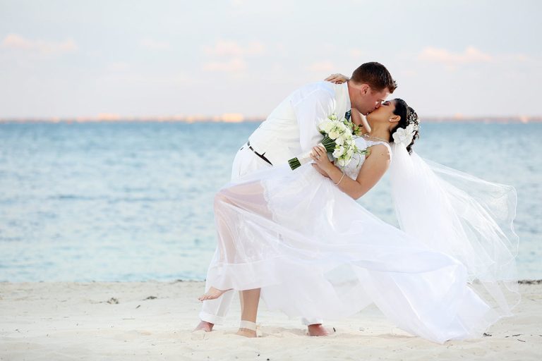 wedding-couple-on-the-cancun-beach