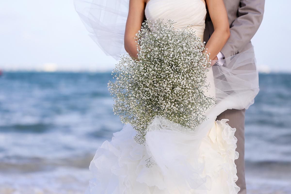 Choose the right wedding dress for a beach wedding