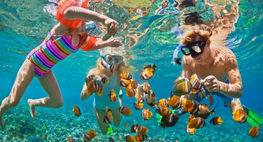 family-snorkelling-in-cancun