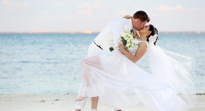wedding-couple-on-the-cancun-beach