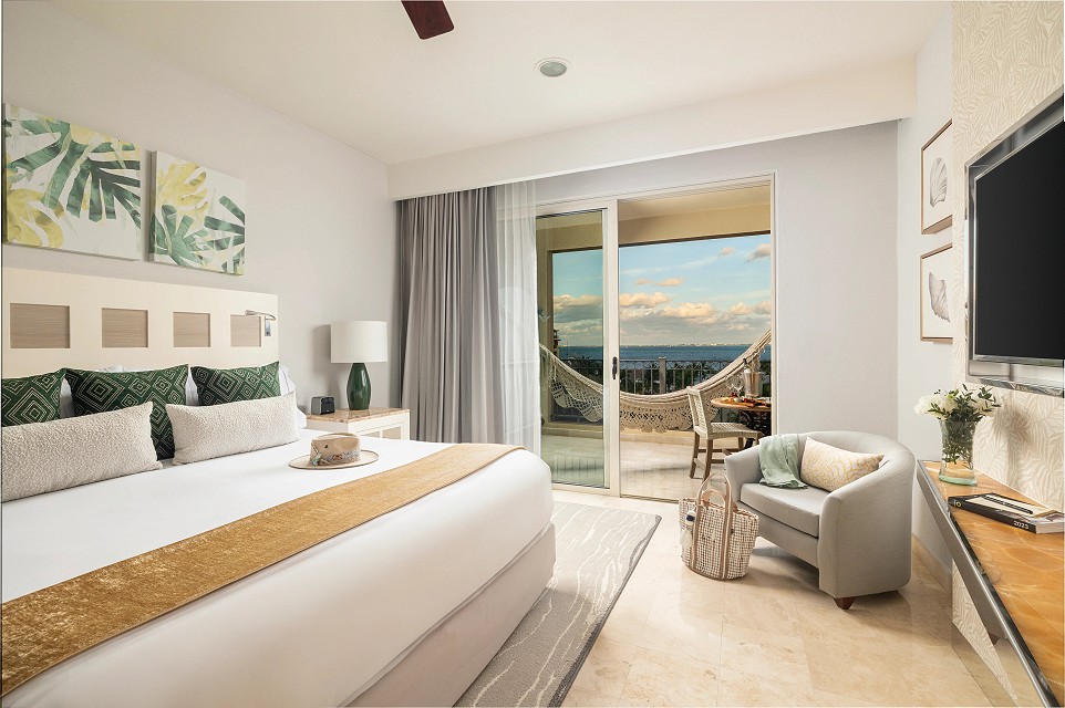 king size bed suite with ocean view