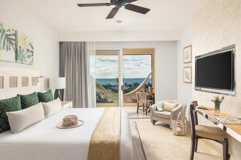 king size bed suite with private balcony