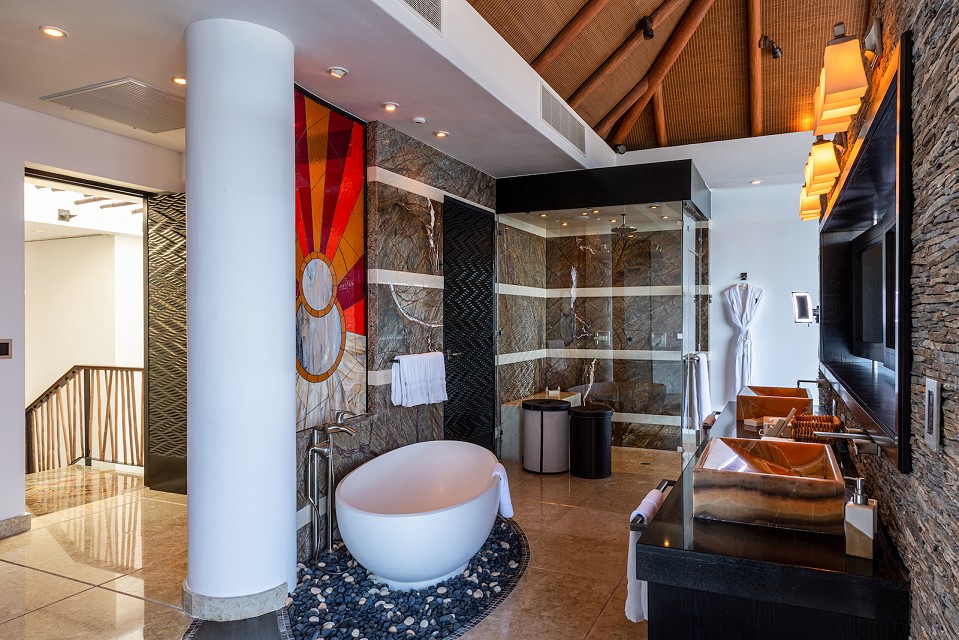 grand penthouse en suite bathroom with bathtub