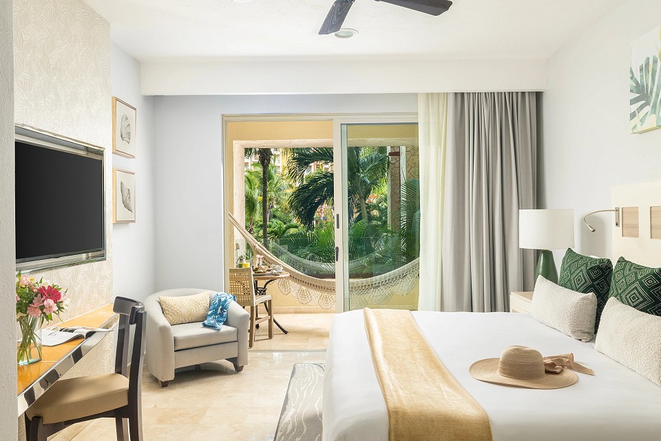 king size bed suite with garden view