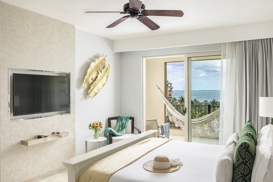 king size bed suite with ocean view