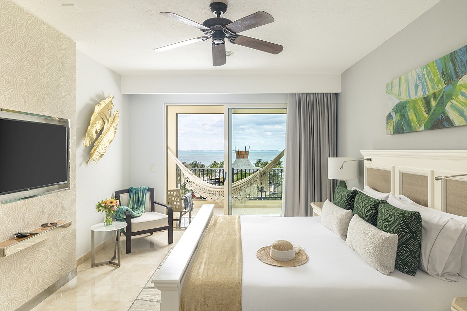 king size bed suite with private balcony