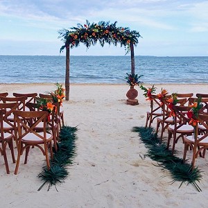 playa-vendor-in-house-with-extra-flowers-and-set-up