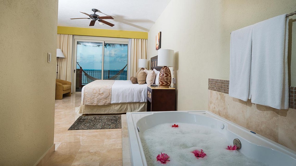 penthouse suite with tub