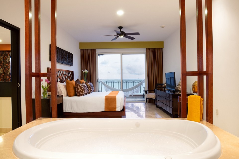 three bedroom in suite bathtub